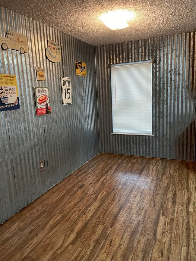 Building Photo - 168 E University Dr