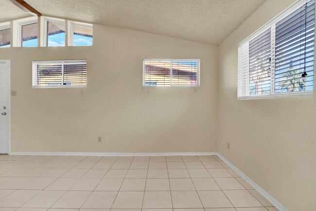 Building Photo - Cielo Vista 3 Bedroom 2 Bath