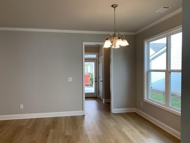 Building Photo - 5192 Parkwood Dr