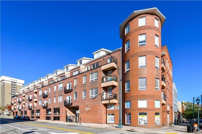 Building Photo - Downtown City Living Spacious 1 bedroom 1 bathroom in the heart of Greensboro