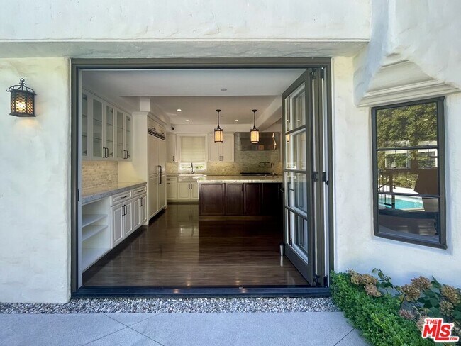 Building Photo - 610 N Arden Dr