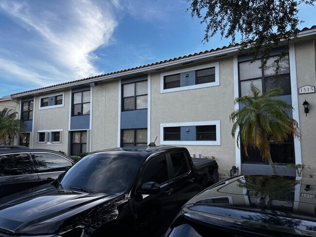 Building Photo - 1515 Lake Crystal Dr