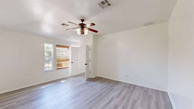 Building Photo - PRICE IMPROVEMENT IN WHITE ROCK $1,995!!!!