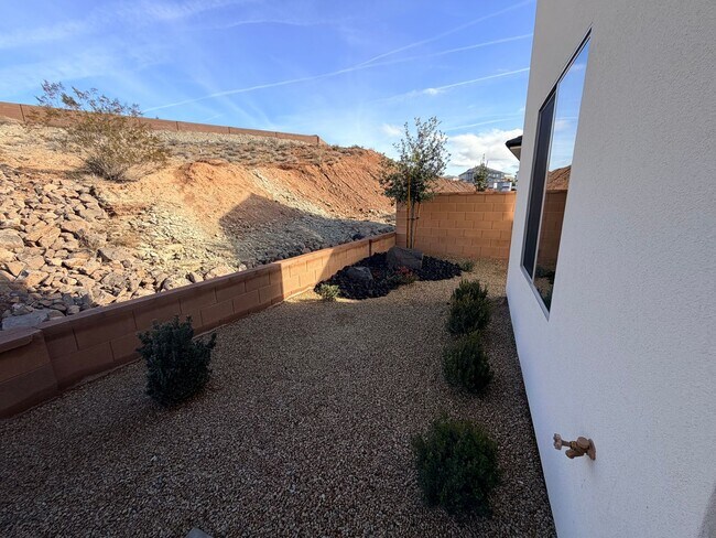 Building Photo - Beautiful Brand new 4 bedroom, 2.5 bathroom home in St George!
