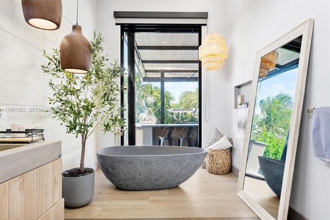 Building Photo - 2215 NE 19th St