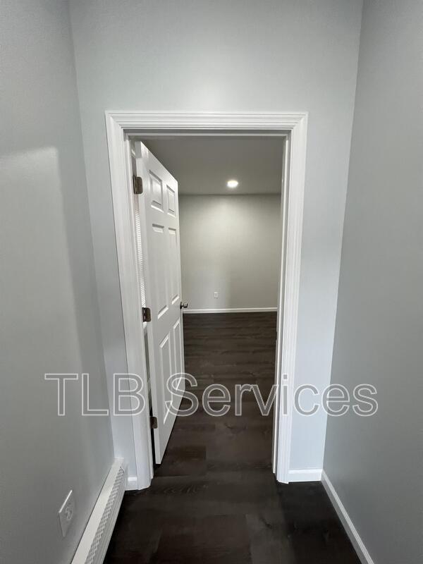 Building Photo - 731 Main St