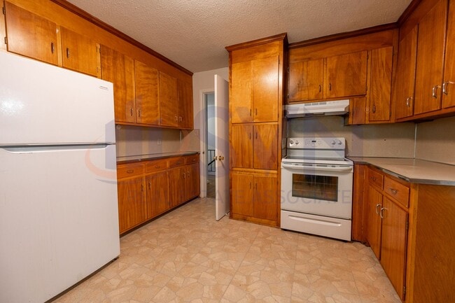 Building Photo - 6-Bedroom Home with Finished Basement. Com...