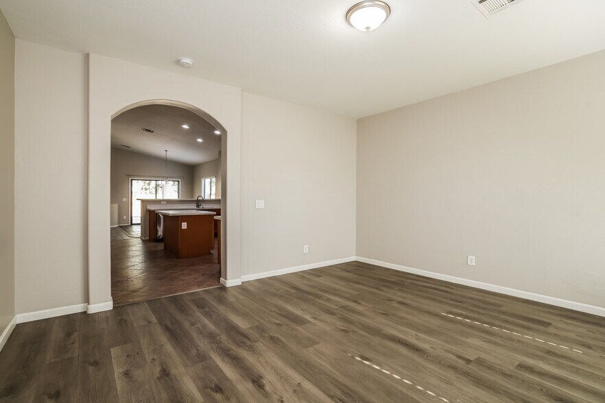 Building Photo - 2558 W Lynne Ln