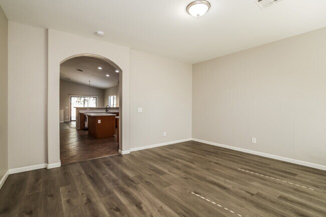 Building Photo - 2558 W Lynne Ln