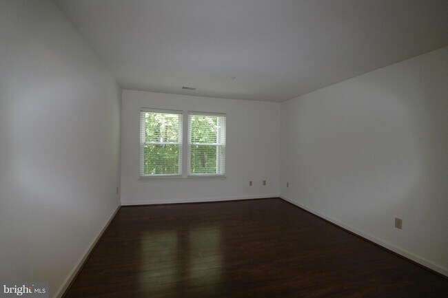 Building Photo - 3301 Sir Thomas Dr