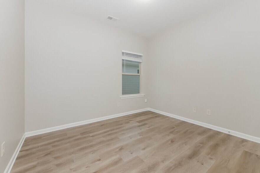 Building Photo - 108 Thomaston St