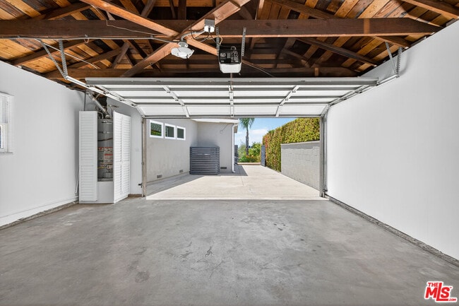 Building Photo - 2121 Marine St