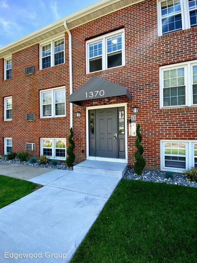 Building Photo - 1370 Smith St