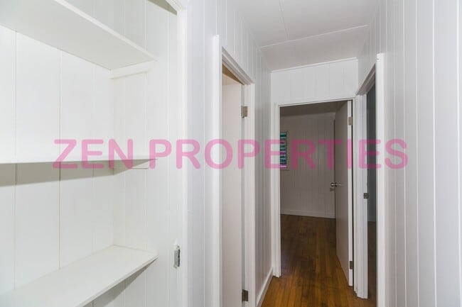 Building Photo - 1555 Moani St