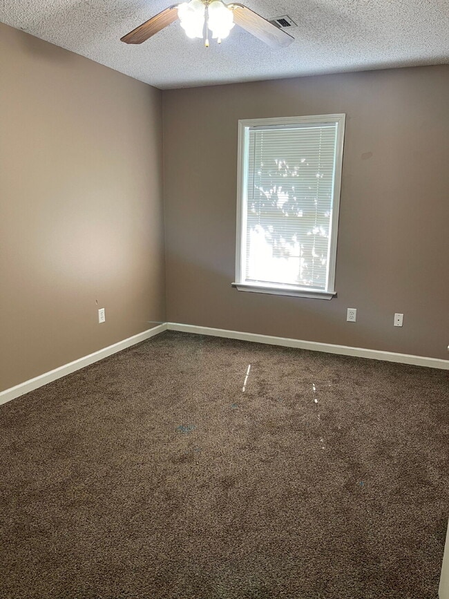 Building Photo - 1305 Loberg Ln