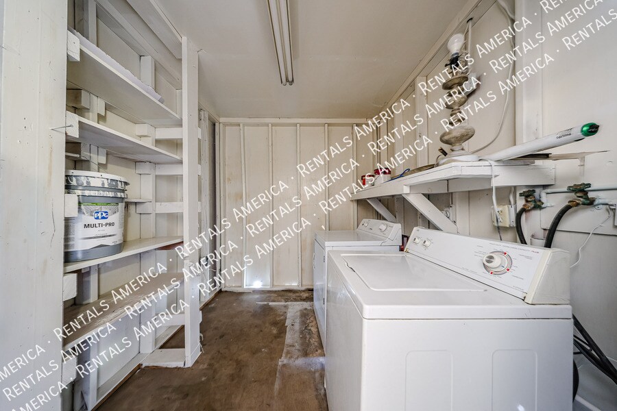 Building Photo - 2156 E Yale Dr