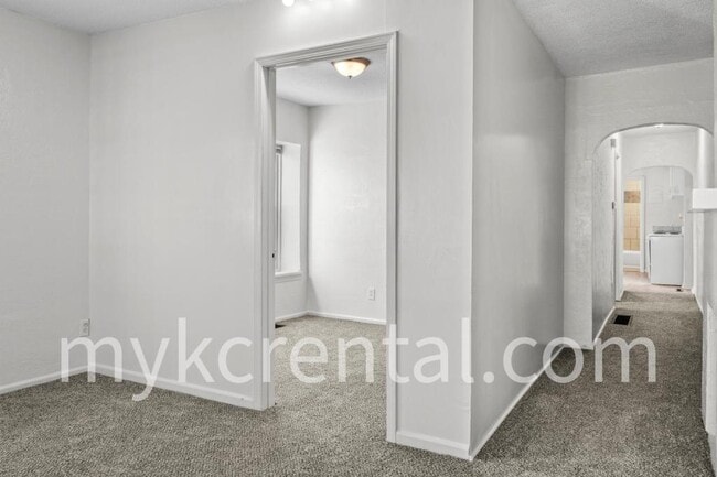 Building Photo - 1129 Hasbrook Ave