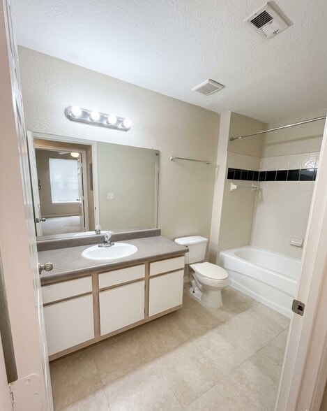 Building Photo - 6071 Westgate Dr