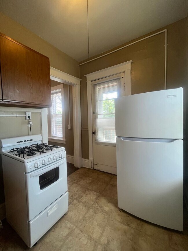 Building Photo - 469 Herschel St