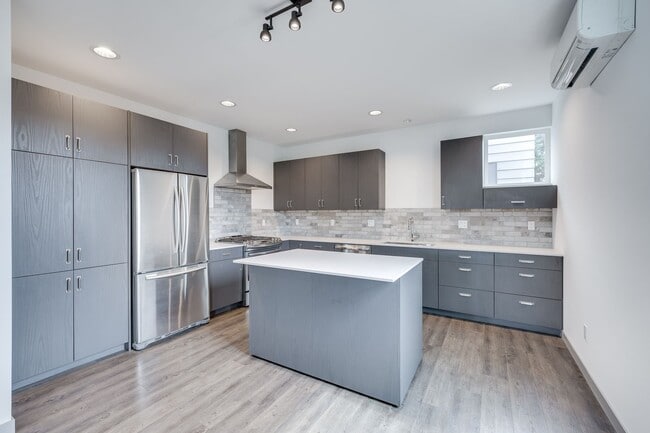 Building Photo - 2 bedroom open lay out townhome in Georget...