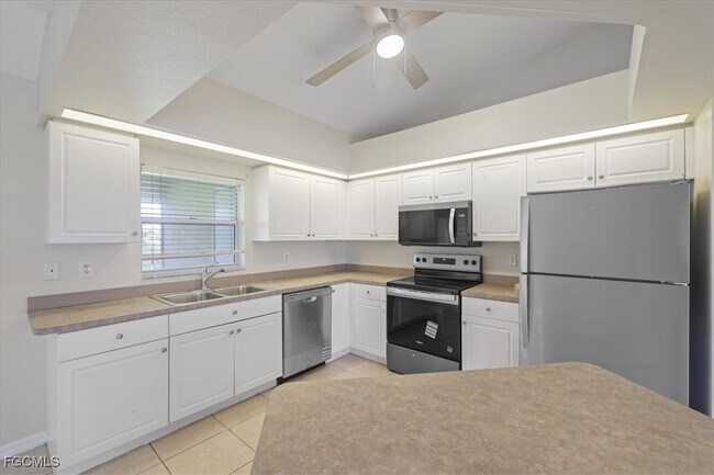 Building Photo - 1529 SW 15th Pl