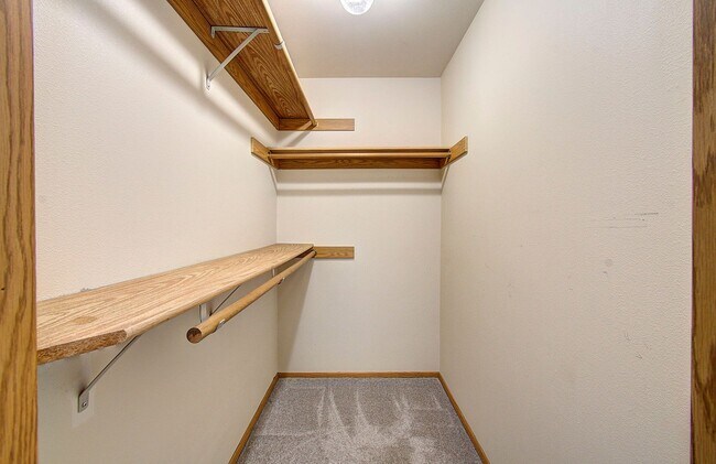 Building Photo - This one level charmer won't last long! 3 bedrooms, 2 baths, fully fenced yard, pets welcome!