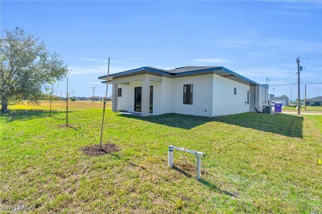 Building Photo - 1021 Chiquita Blvd N