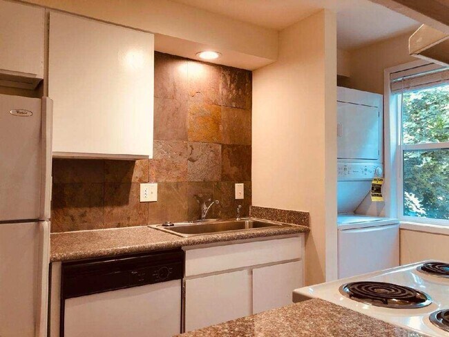Building Photo - **MOVE IN SPECIAL** 1/2 OFF 1ST FULL MONTH...