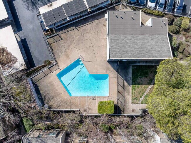 Building Photo - 2079 Ascot Dr