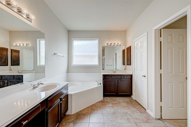 Building Photo - 11205 Sunlit Bay Dr