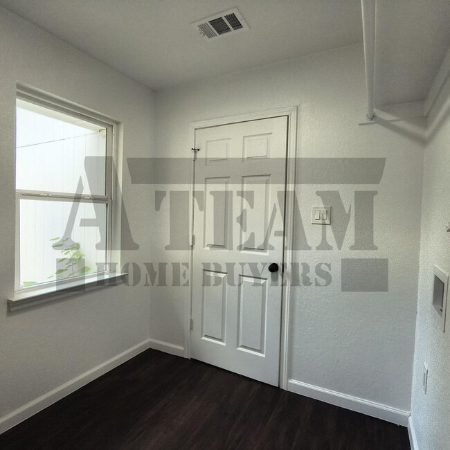 Building Photo - Beautiful 2 Bedroom 1 Bathroom for rent in Kaufman!