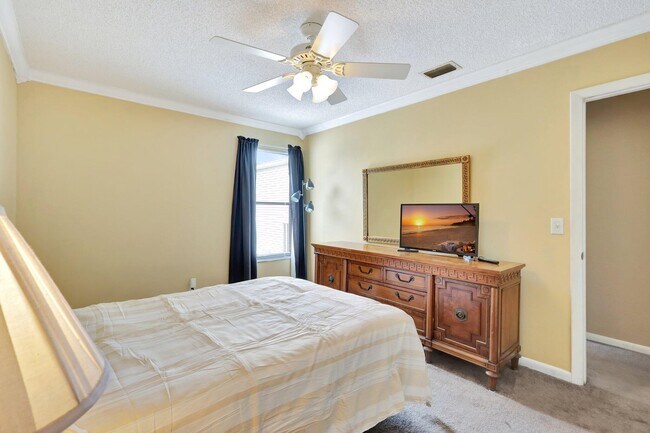 Building Photo - 1558 Shaker Cir