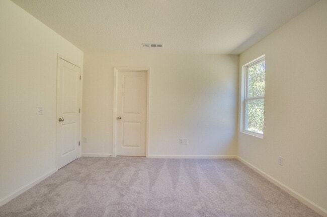 Building Photo - Limited Time: $500 Off First Month’s Rent!...