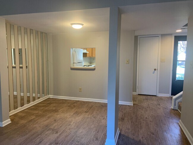 Building Photo - 3 BR/2 BA townhouse with neighborhood pool...