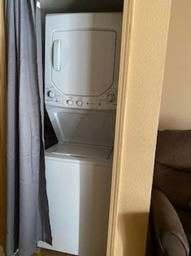 Building Photo - Furnished 2 bedroom 2 bath Loft Style Open...