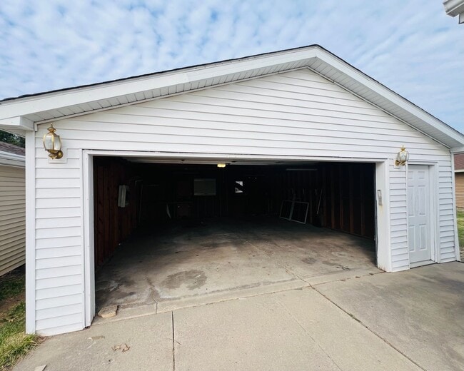 Building Photo - 3 Bedroom Home w/ Garage in Marion, IA