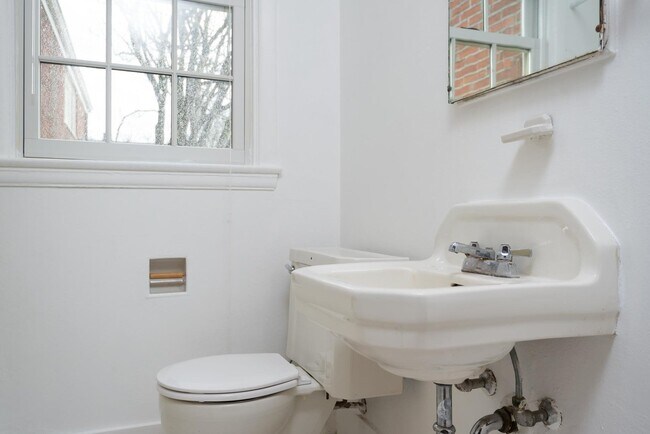 Building Photo - Vintage 2 Bedroom Townhouse