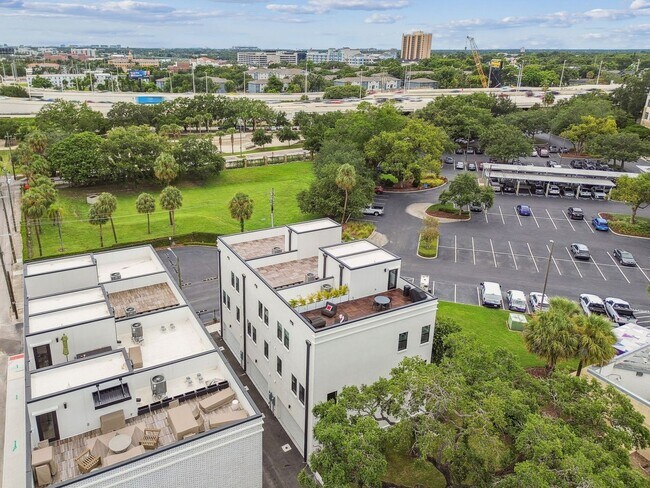 Building Photo - Canvas GWX