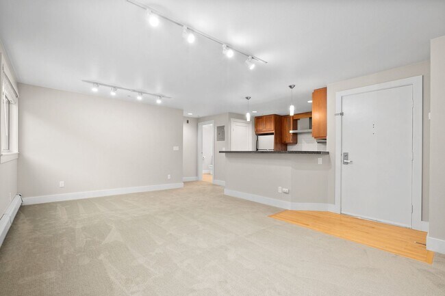 Building Photo - Fabulous Urban Retreat Condo in Celebrated...