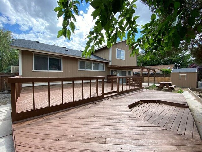 Building Photo - Modern 4 Bedroom, 3 Bath House - Near Died...