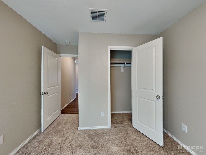 Building Photo - 505 Autumnwood Way