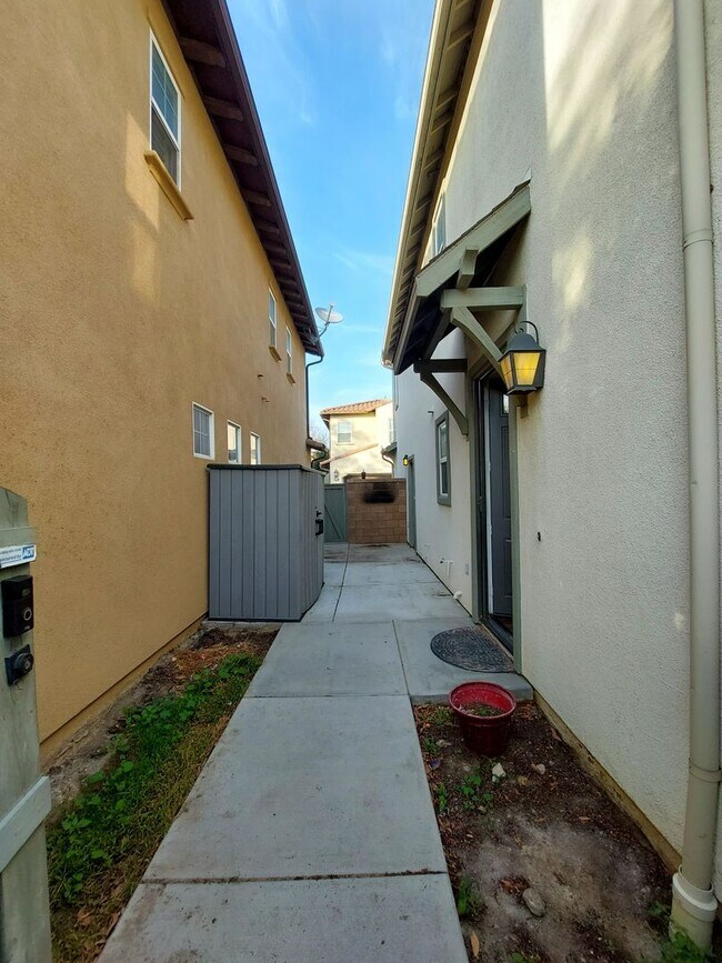 Building Photo - Beautiful townhouse in Ontario-CALL FOR OUR MOVE-IN SPEACIAL