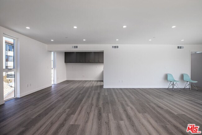 Building Photo - 1434 W 9th St