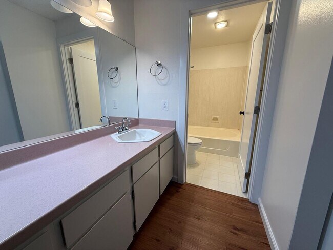 Building Photo - 2 Bed 2 Bathroom in Pinehurst (Plus Amenities!)