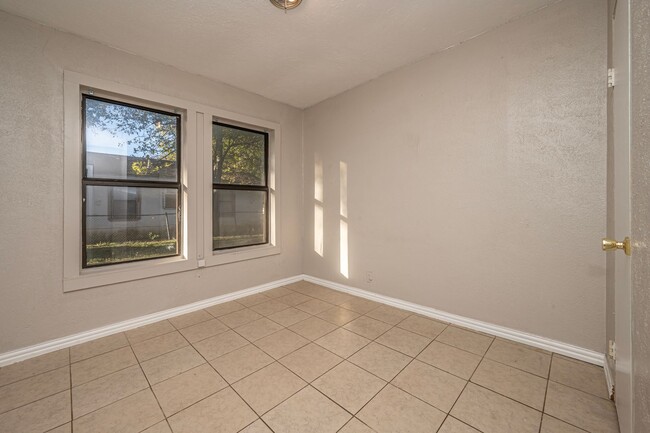 Building Photo - 3 BEDROOM 1 BATHROOM BRICK HOME FOR RENT!