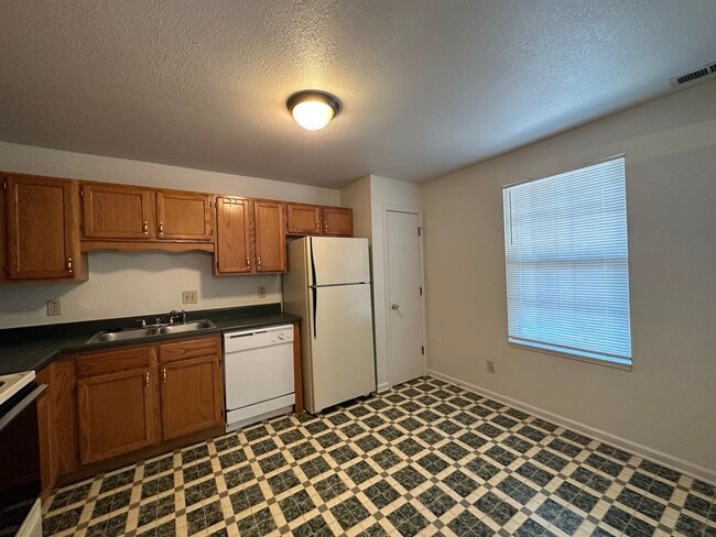 Building Photo - Waters Edge Drive-1851 (x4)