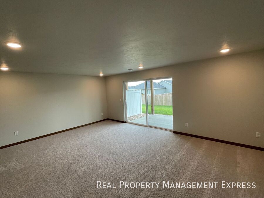 Building Photo - BRAND NEW 4 BED 3 BATH TWIN HOME