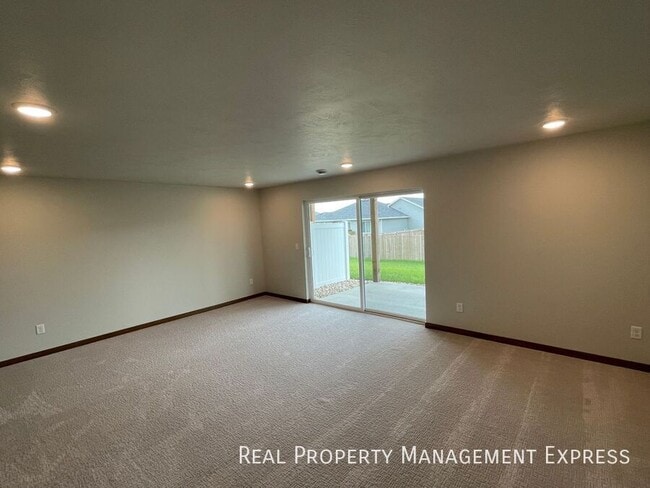Building Photo - BRAND NEW 4 BED 3 BATH TWIN HOME