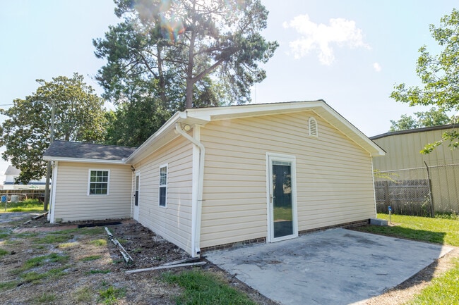 Building Photo - 2621 State Rd S-21-535