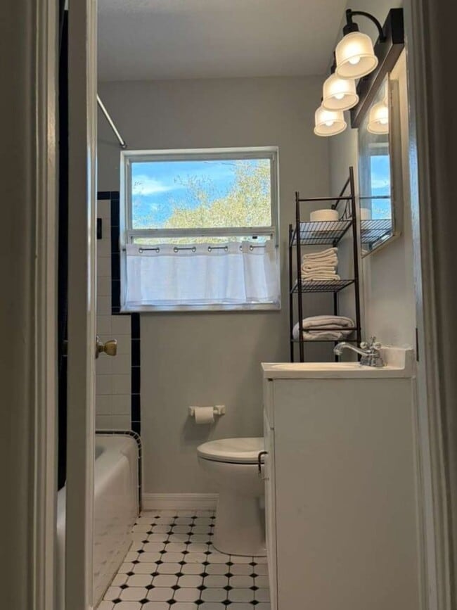 Building Photo - 2 Bedroom Single Family Home in the Desirable Westminster Heights Neighborhood